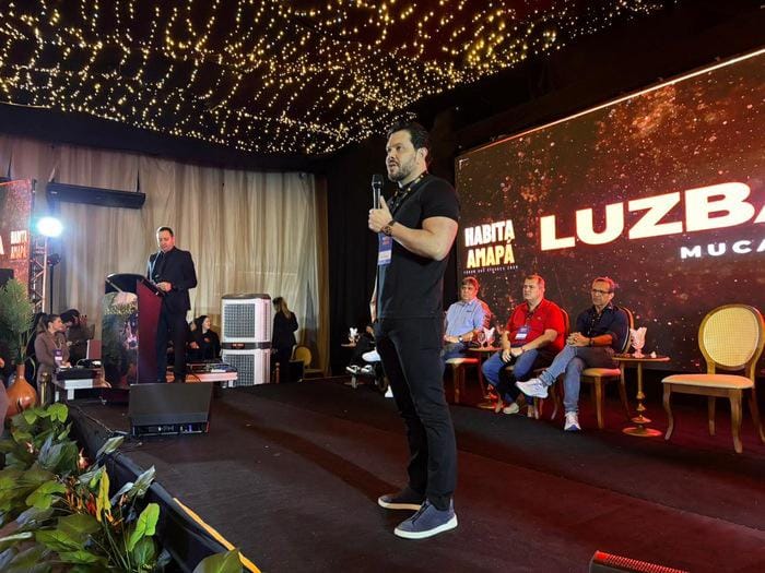Deputado Federal Acácio Favacho no palco do lançamento oficial do programa Luz Baixa Mucajá em Macapá