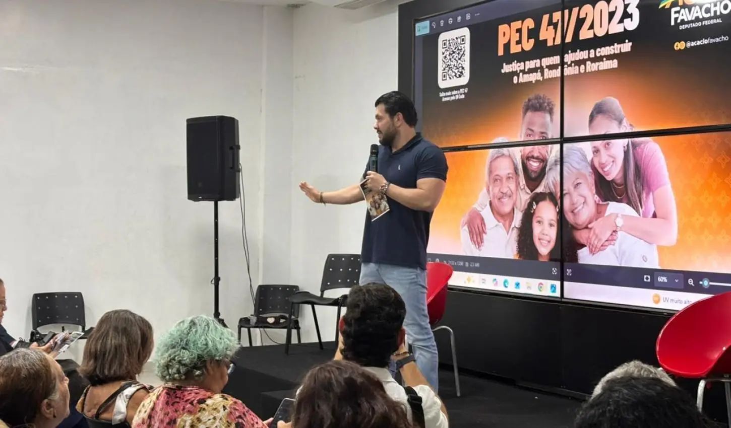 Acácio Favacho discutindo PEC 47 em reunião institucional